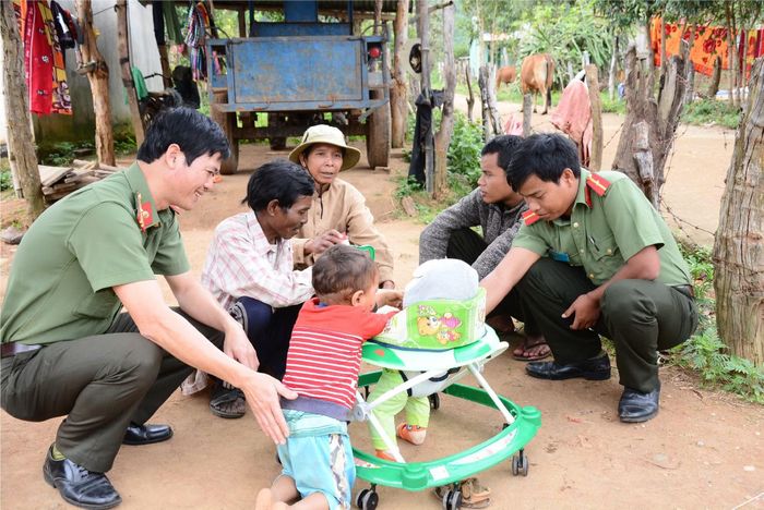 Gần dân, ăn ở với dân, cùng sinh hoạt với dân ở những vùng sâu, vùng xa là những hình ảnh quen thuộc của cán bộ, chiến sĩ An ninh điều tra.