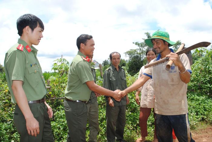 Cán bộ, chiến sĩ An ninh điều tra xuống tận buôn làng, nương rẫy để tuyên truyền pháp luật, vận động người dân không nghe theo lời kẻ xấu.