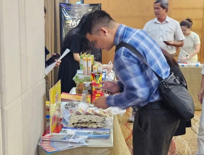 Người tiêu dùng truy xuất nguồn gốc thực phẩm tại một quầy hàng.