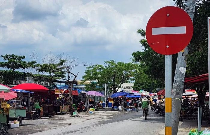 Chợ tự phát có lượng tiêu thụ thực phẩm tươi sống rất lớn trước chợ đầu mối Thủ Đức.