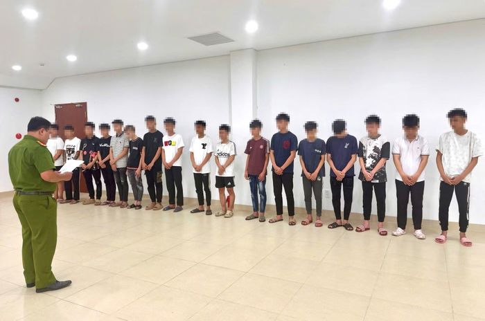 Nhóm đối tượng thanh, thiếu niên mang hung khí chạy xe mô tô tốc độ cao bị Công an TP Huế bắt giữ.