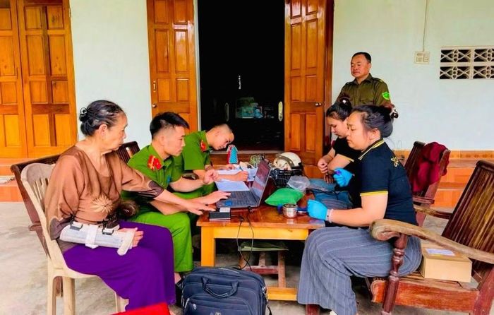 Tại nhiều địa phương, tranh thủ ngày nghỉ thứ 7, chủ nhật, lực lượng Công an xã tranh thủ phối hợp Công ty CP GeneStory đến tận nhà thân nhân lấy mẫu ADN cho những công dân đau yếu, không thể di chuyển.