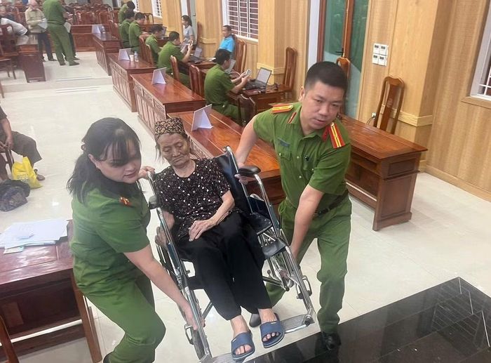 Các hoàn cảnh khó khăn trong việc đi lại được chính quyền và lực lượng Công an bố trí xe đưa đón tận nơi.