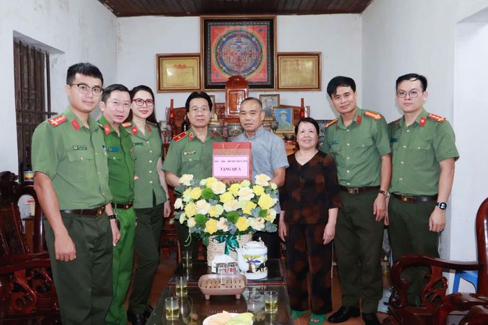 Đoàn công tác thăm, tặng quà các gia đình chính sách.