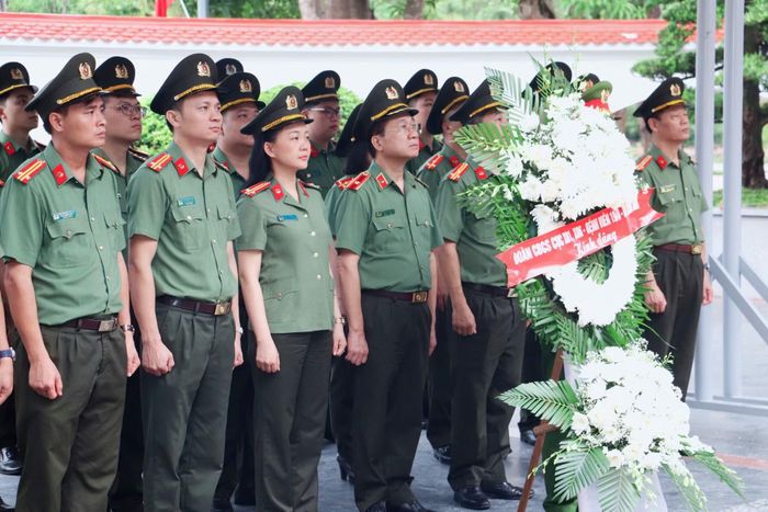 Đoàn công tác dâng hoa, dâng hương Tổng Bí thư Trần Phú.