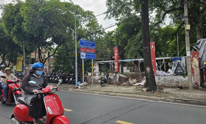 Nhà đất bỏ hoang gây mất mỹ quan đô thị.