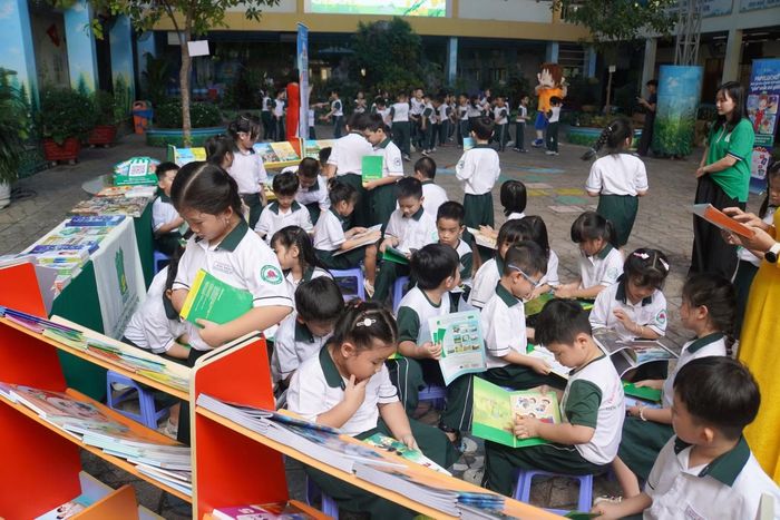 Thành phố triển khai cấp miễn phí và cho mượn sách giáo khoa, bắt đầu với toàn bộ học sinh lớp 1, lớp 6, lớp 10 từ năm học 2026 – 2027.