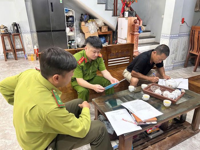 Công an xã Ngân Sơn, tỉnh Thái Nguyên phối hợp với lực lượng Kiểm lâm kiểm tra, hướng dẫn các hộ dân chấp hành đúng quy định của pháp luật trong hoạt động nuôi nhốt động vật hoang dã.