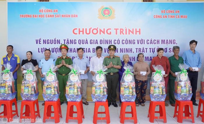 Công an tỉnh Cà Mau thường xuyên phối hợp các đơn vị tổ chức hoạt động sinh hoạt chính trị kết hợp an sinh xã hội, tri ân gia đình chính sách trên địa bàn xã Đá Bạc tại Khu Di tích lịch sử Hòn Đá Bạc.
