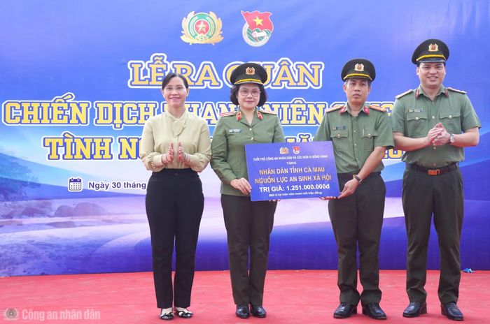 Thiếu tướng Ngô Hoài Thu- Phó Cục trưởng Cục Công tác chính trị, trao bảng tượng trưng kinh phí hỗ trợ an sinh xã hội trị giá trên 1,2 tỷ tặng nhân dân xã Đá Bạc.