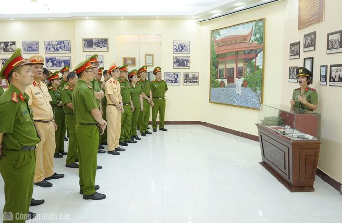 Cán bộ, chiến sĩ Công an các tỉnh, thành đến học tập, sinh hoạt chính trị và tìm hiểu Chiến thắng Kế hoạch phản gián CM12 tại Khu Di tích lịch sử quốc gia Hòn Đá Bạc.