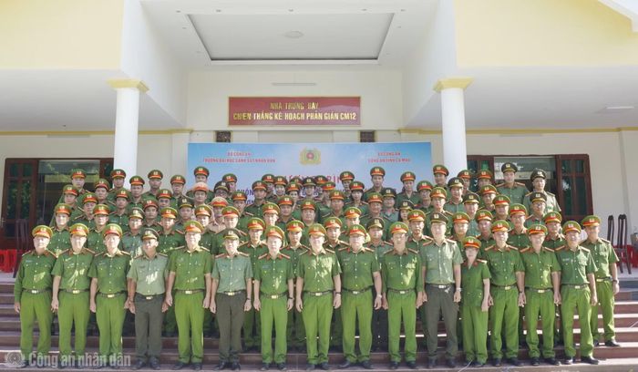 Đoàn công tác Trường Đại học CSND về nguồn tại Khu Di tích lịch sử quốc gia Hòn Đá Bạc.