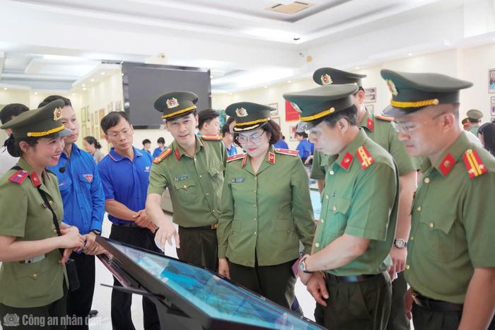 Thiếu tướng Ngô Hoài Thu, Phó Cục trưởng Cục Công tác chính trị (Bộ Công an) cùng đoàn công tác tham quan, trải nghiệm công trình số hóa Khu Di tích lịch sử quốc gia Hòn Đá Bạc.