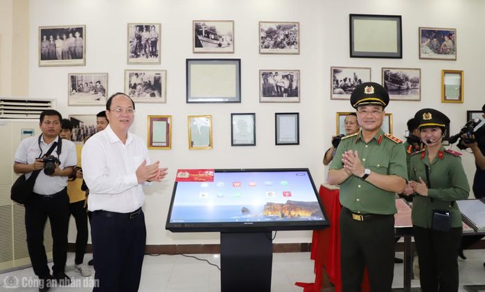 Thứ trưởng Phạm Thế Tùng và Bí thư Tỉnh ủy Cà Mau Nguyễn Hồ Hải vận hành hệ thống thiết bị công nghệ điều khiển, quản trị tại Khu di tích lịch sử Hòn Đá Bạc.