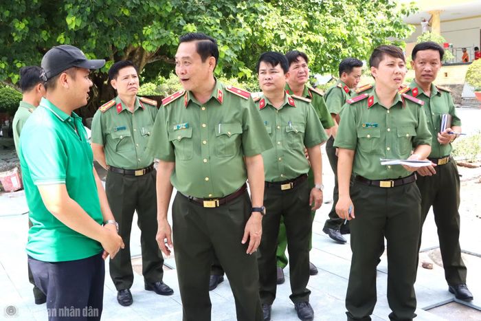 Thiếu tướng Hồ Việt Triều, Giám đốc Công an tỉnh Cà Mau kiểm tra, giám sát các hạng mục công trình sửa chữa, cải tạo Khu Di tích lịch sử quốc gia Hòn Đá Bạc.