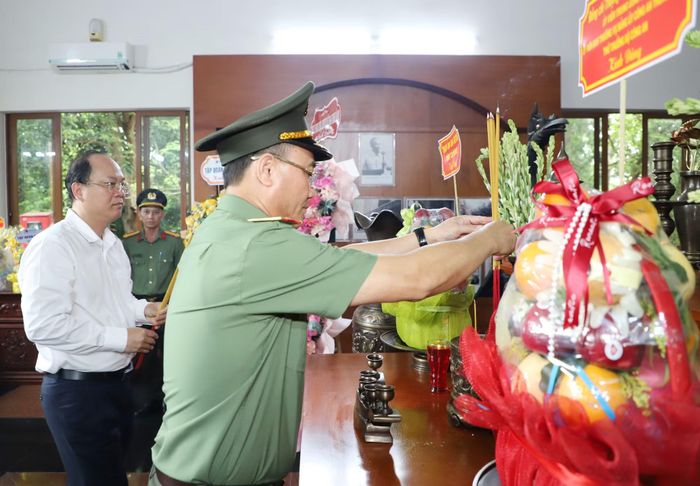 Thứ trưởng Phạm Thế Tùng và Bí thư Tỉnh ủy Cà Mau Nguyễn Hồ Hải dâng hương tưởng nhớ Chủ tịch Hồ Chí Minh tại Nhà tưởng niệm Người trong Khu di tích lịch sử Hòn Đá Bạc.