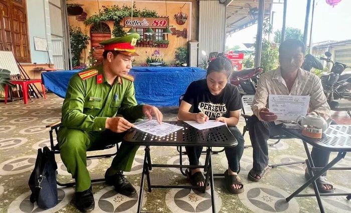 Công an xã yêu cầu chủ cơ sở kinh doanh ký cam kết không tổ chức, chứa chấp, tiếp tay cho hoạt động cá độ bóng đá.