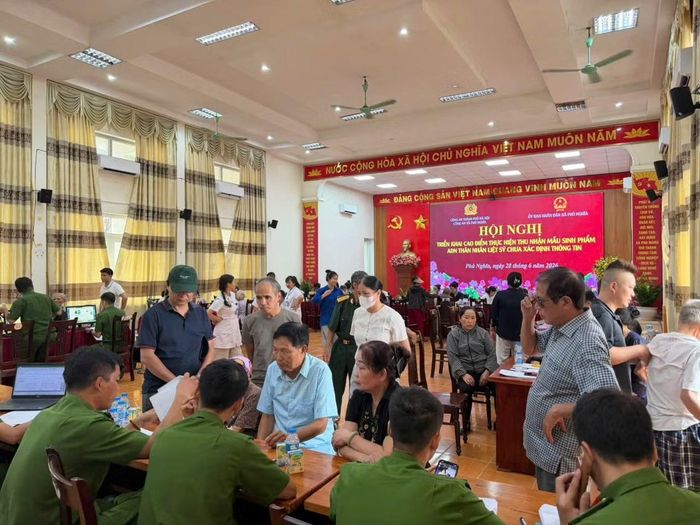 Công an xã Xuân Mai phối hợp cùng Công an xã Phú Nghĩa tận tình hướng dẫn người dân lấy mẫu ADN.
