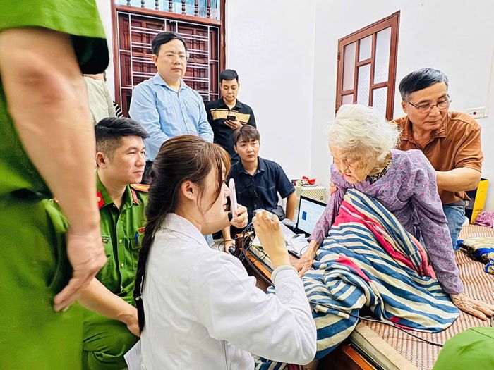 CBCS Phòng Cảnh sát QLHC về TTXH, Công an TP Hà Nội đến nhà, hỗ trợ thu nhận mẫu ADN cho cụ Phạm Thị Chắp.