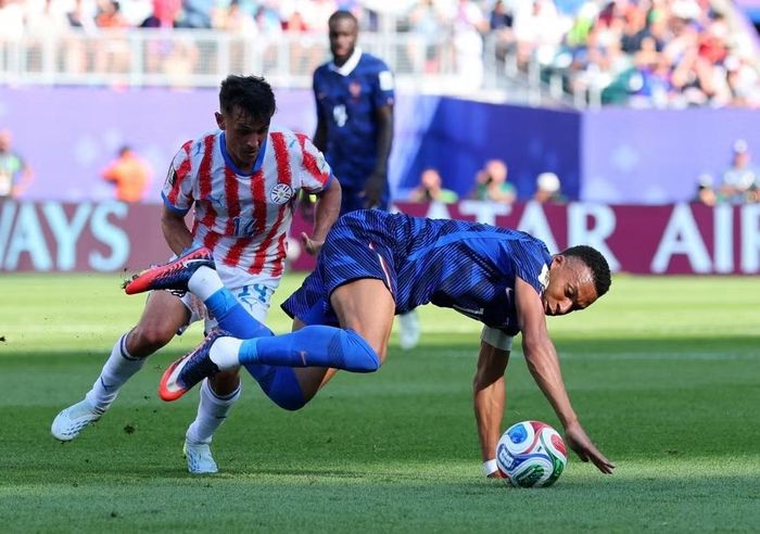 Pháp cũng có một trận đấu nhiều khó khăn trước đại diện Nam Mỹ: Paraguay. Ảnh: Reuters.