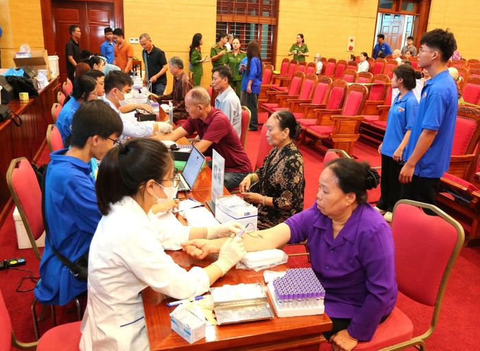 Thân nhân liệt sĩ tại đặc khu Cát Hải (Hải Phòng) lấy mẫu ADN.