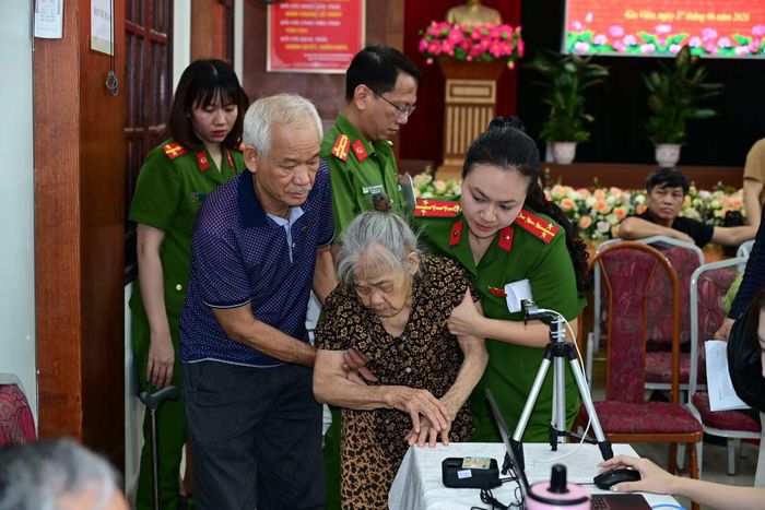Hội phụ nữ Phòng Cảnh sát quản lý hành chính (Công an TP Hải Phòng) hỗ trợ thân nhân liệt sĩ lấy mẫu ADN.