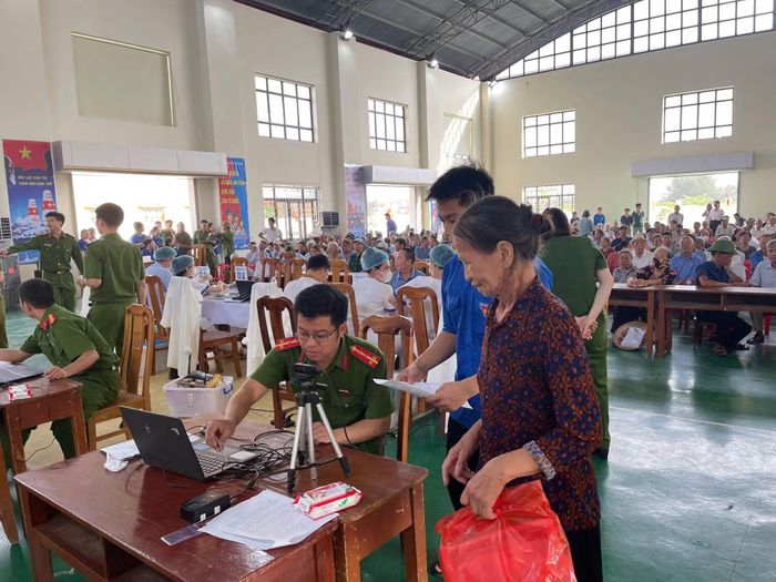 Thân nhân liệt sĩ được hướng dẫn và phục vụ tận tình.