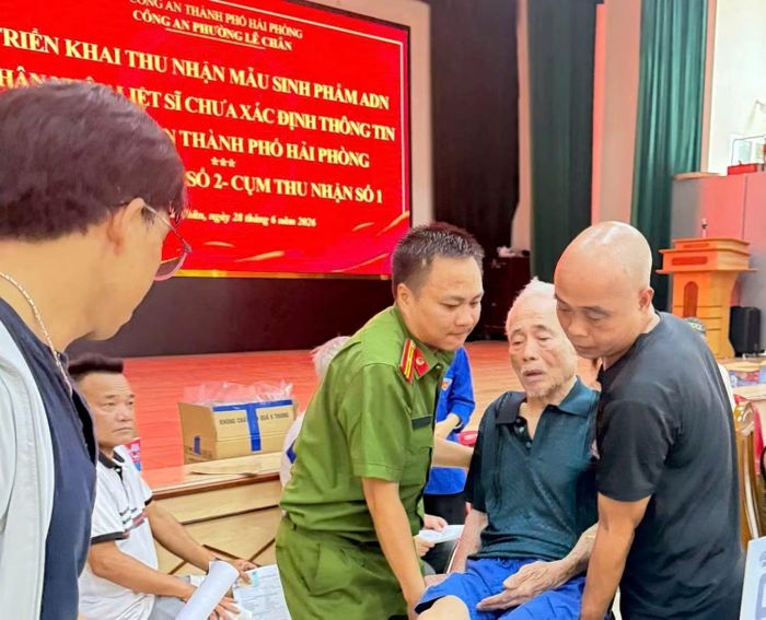 Thân nhân liệt sĩ gặp khó khăn tại phường Lê Chân (Hải Phòng) được cán bộ Công an hỗ trợ di chuyển.