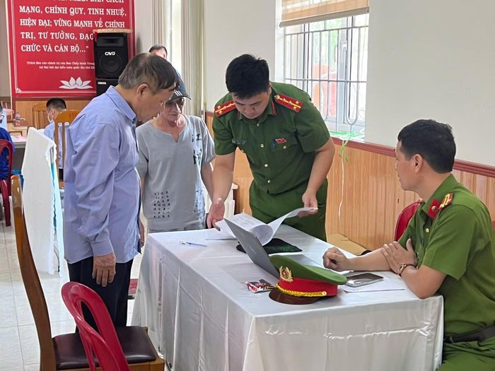 Thân nhân liệt sĩ đến địa điểm thu nhận mẫu ADN do Công an TP bố trí.