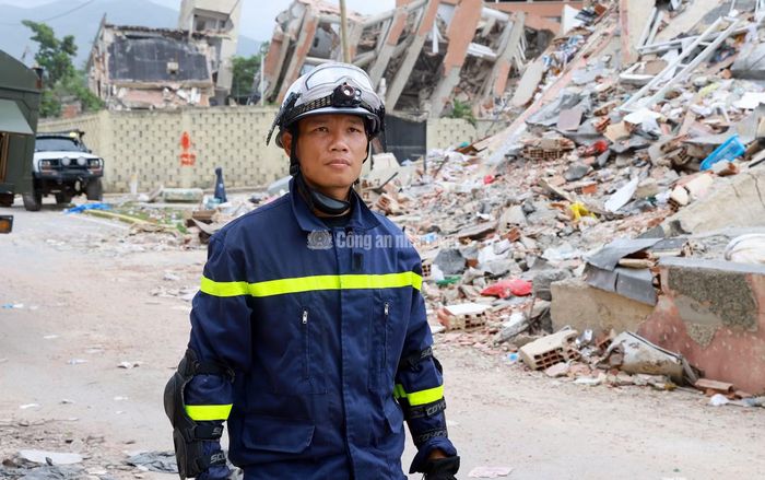 Đại úy Lê Viết Nhất giới thiệu sơ qua về những "vũ khí" hạng nặng được đoàn triển khai tại Venezuela.
