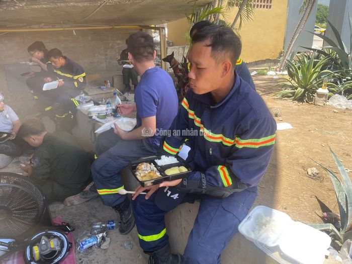 Những bữa ăn trưa tại hiện trường của đội cứu hộ, cứu nạn.