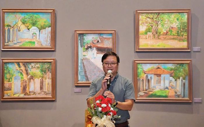 Giám tuyển Nguyễn Thế Sơn chia sẻ ý tưởng tại sự kiện.