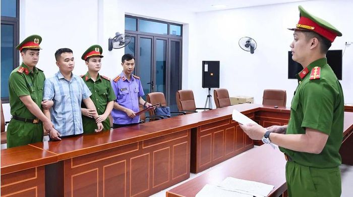 Công an Tuyên Quang công bố lệnh giữ người trong trường hợp khẩn cấp đối với nam giáo viên trường THPT Chuyên Tuyên Quang. Ảnh: CACC.