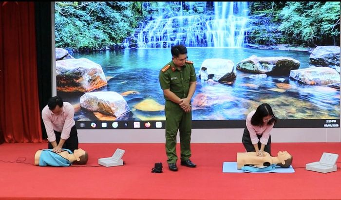Các học viên thực hành kỹ thuật cứu nạn, cứu hộ.