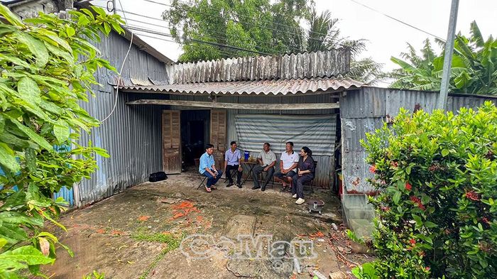 Các đoàn thể Xã Hồ Thị Kỷ gặp gỡ, làm việc cùng gia đình anh Hồ Tấn Lực bàn phương án thi công nhà mới, quyết tâm hoàn thiện đúng tiến độ, trước ngày 15/8.