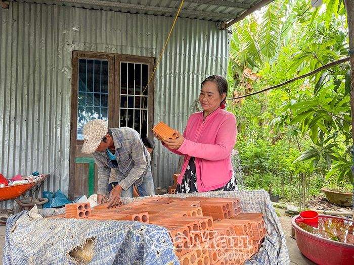 Niềm hạnh phúc của bà Võ Thị Cúc, bên những viên gạch đầu tiên xây nên mái ấm nghĩa tình từ nguồn kinh phí hỗ trợ của tỉnh Cà Mau năm 2026.