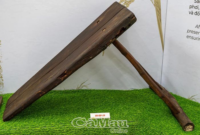 Tấm gỗ mộc mạc nghiêng mình bên đồng cạn chứng kiến sức lao động bền bỉ của bao thế hệ. Mỗi nhát đập của nông dân vào thớ gỗ này là đổi giọt mồ hôi lấy hạt ngọc trời.