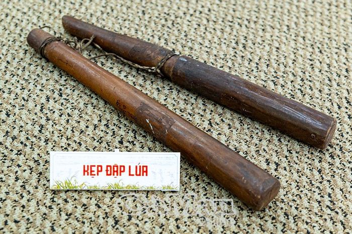 Kẹp đập lúa gồm hai thanh gỗ nối với nhau bằng sợi dây buộc. Sự giản đơn này minh chứng cho trí tuệ dân gian trong việc tối ưu hóa công đoạn thu hoạch thủ công.