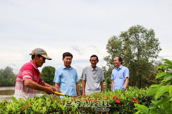  Đảng viên Chi bộ ấp Thanh Đạm, xã Phú Tân, thống nhất chủ trương sắp xếp, tinh gọn ấp, khóm; tích cực tham gia chỉnh trang nông thôn, xây dựng diện mạo mới cho địa phương.