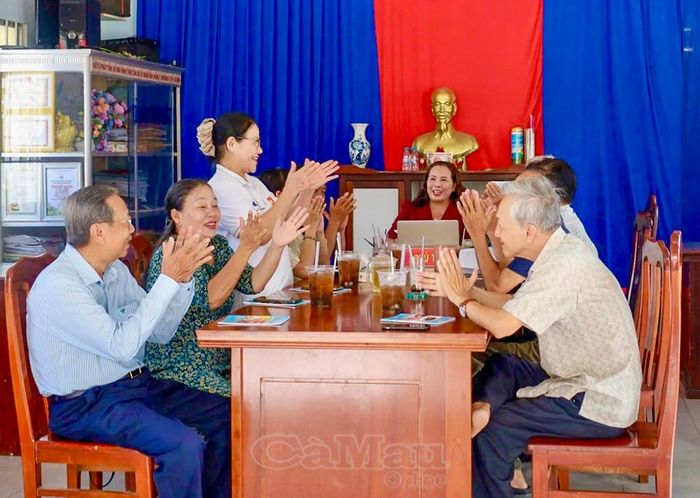  Đảng viên Chi bộ Khóm 21, phường Tân Thành, thống nhất phương án hợp nhất với Khóm 25 để thành lập Khóm 5 mới.