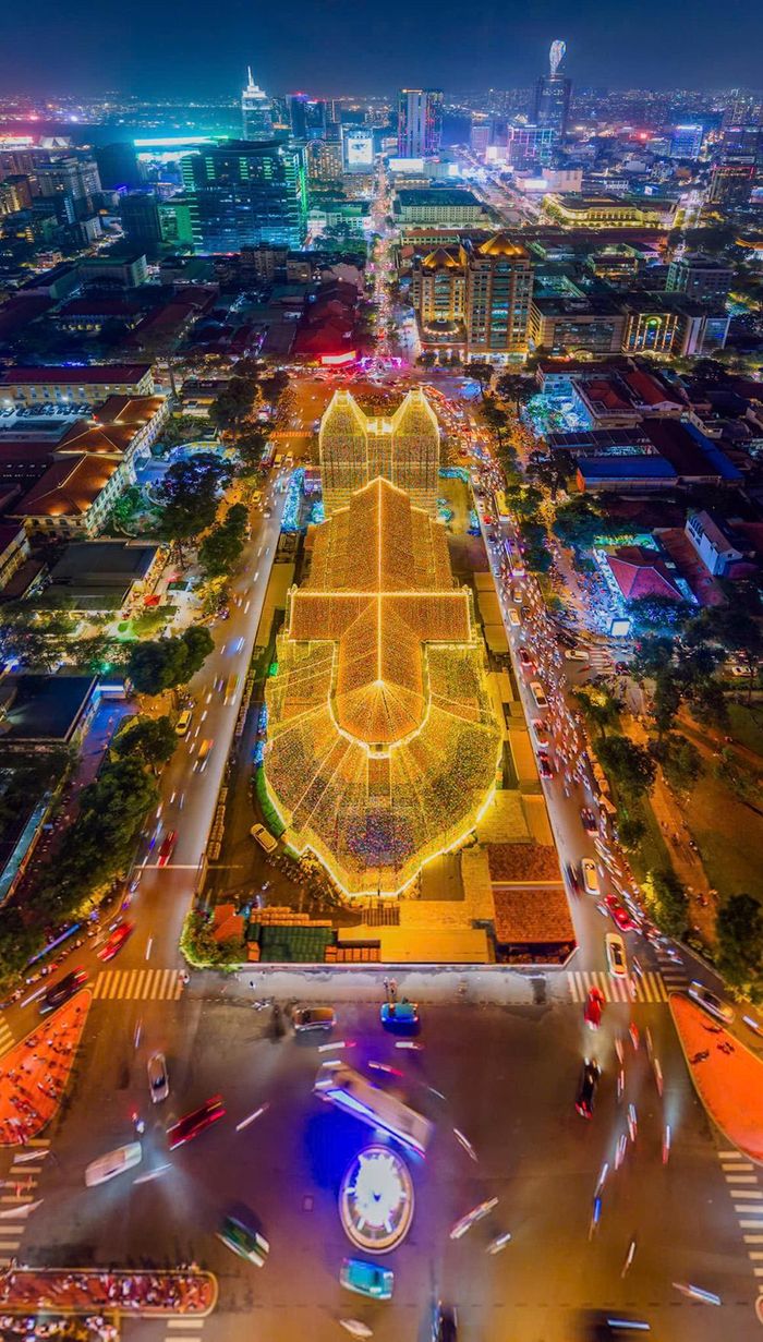Nhà thờ Ðức Bà đón Giáng sinh.