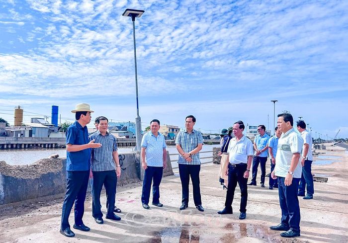 Đồng chí Võ Văn Dũng trao đổi với lãnh đạo địa phương về quy hoạch các khu vực phát triển trọng điểm của phường Hiệp Thành.