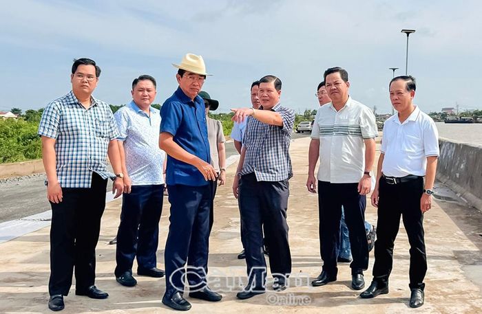 Đồng chí Võ Văn Dũng cùng đoàn công tác khảo sát thực tế khu vực quy hoạch trên địa bàn phường Hiệp Thành.