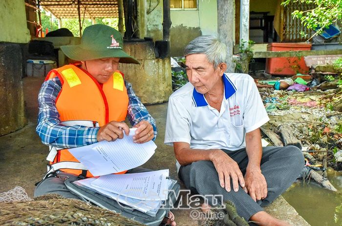 Người dân ký biên bản chứng kiến công tác tháo dỡ hàng đáy.