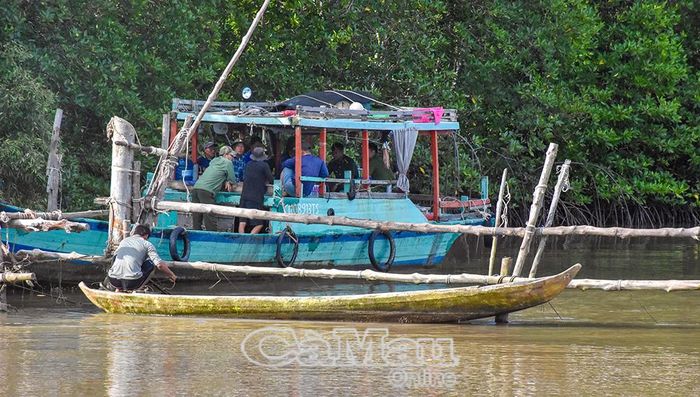 Đoàn công tác địa phương vận động một hộ dân tự nguyện tháo dỡ hàng đáy trên sông.