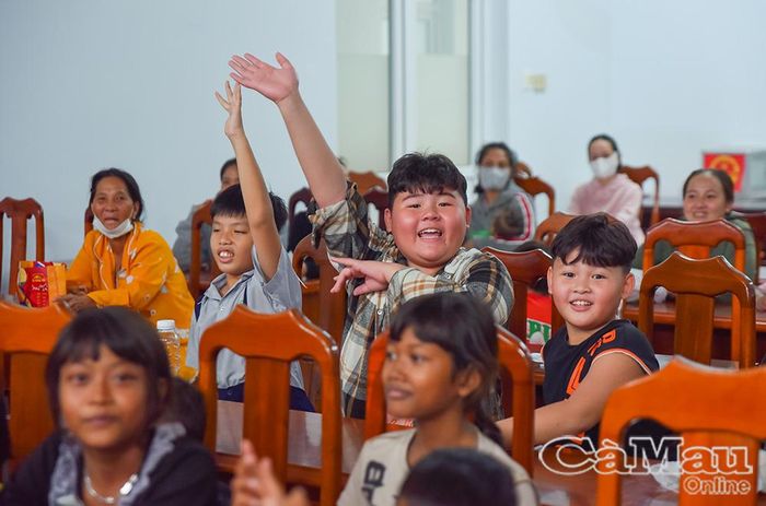 Các em hào hứng xung phong tham gia trò chơi tại chương trình.