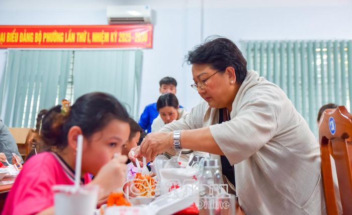 Bà Châu Thị Yến Châu (Việt kiều Thụy Sĩ) đồng hành hỗ trợ kinh phí cho CLB Nụ Cười Hồng trong hoạt động ý nghĩa này.