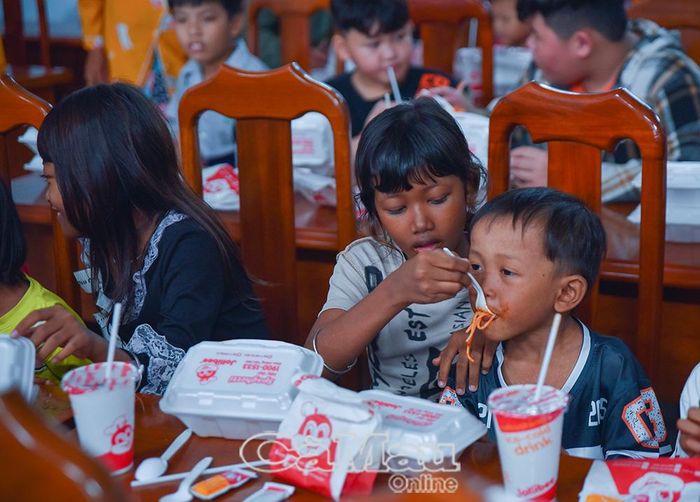 Bên cạnh các hoạt động vui chơi, các em còn được thưởng thức suất ăn bổ dưỡng do Ban tổ chức và nhà tài trợ chuẩn bị.