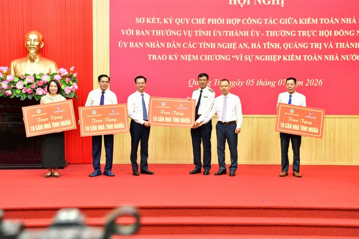 Phó Tổng Kiểm toán nhà nước Doãn Anh Thơ trao tặng biểu trưng Nhà tình nghĩa cho đại diện lãnh đạo các tỉnh, thành phố: Nghệ An, Hà Tĩnh, Quảng Trị, Thành phố Huế. Ảnh: N. LỘC