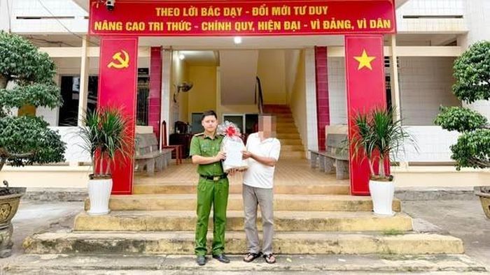 Anh L. thay mặt gia đình đến gửi thư, tặng quà và nói lời cảm ơn Công an xã Nha Bích. Ảnh: CA tỉnh Đồng Nai.